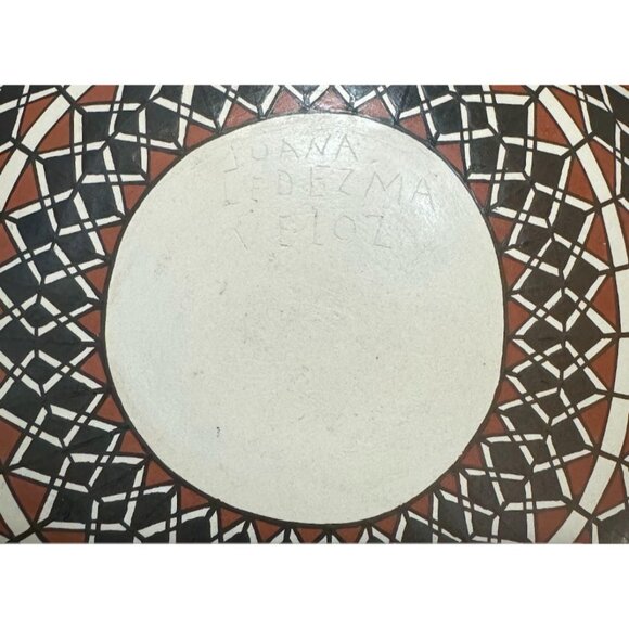 Handcrafted Acoma Pueblo Pottery Vase By Juana Ledezma Veloz Mata Ortiz pottery - Picture 8 of 9